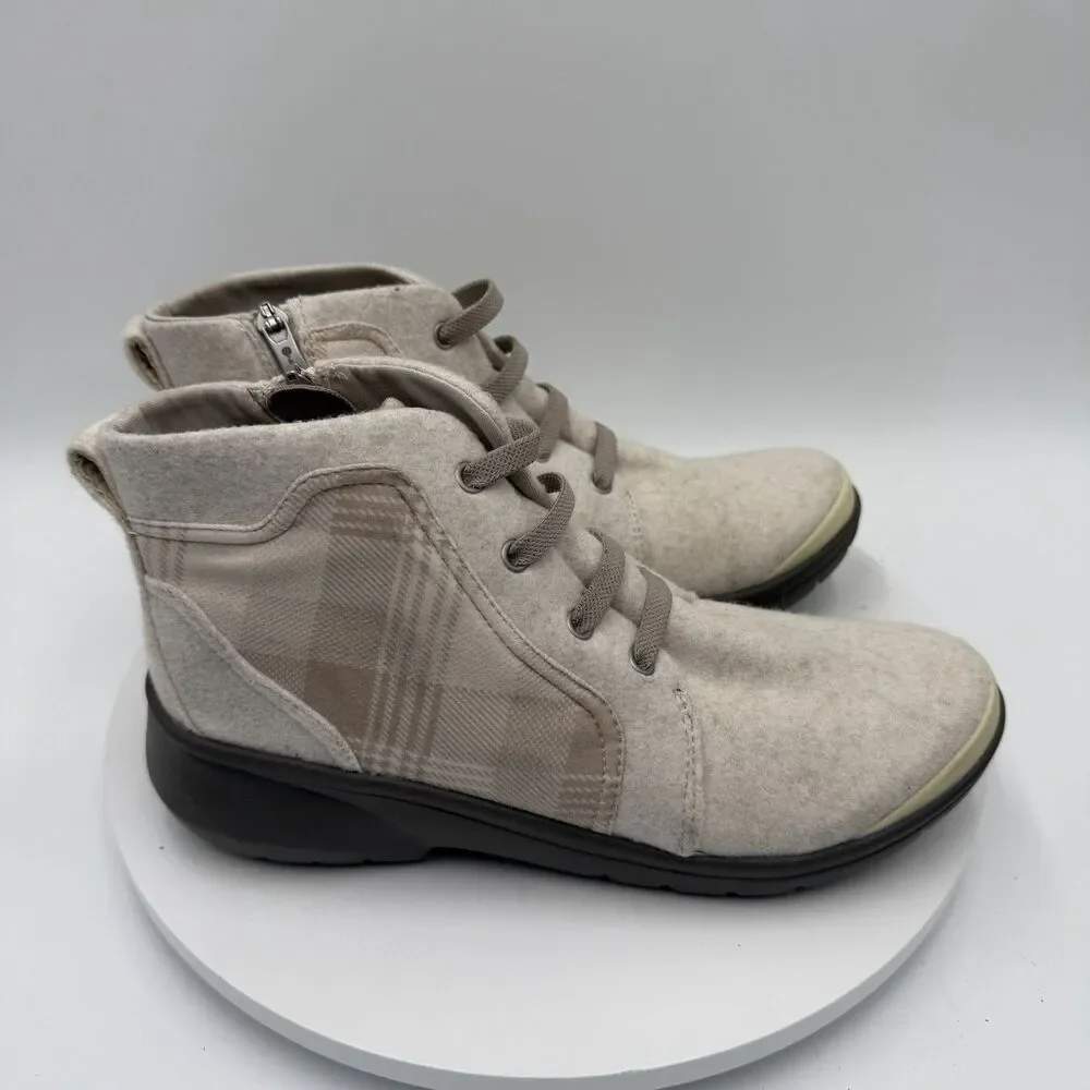 Bzees Women’s Cream‎ Plaid Kickback Washable Ankle Booties, Size 9